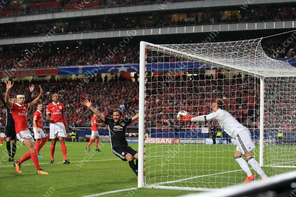 Boulette de Svilar face à Manchester