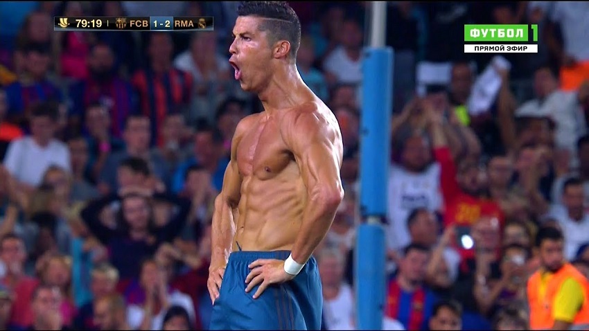 Cristiano Ronaldo marque face au FC Barcelone