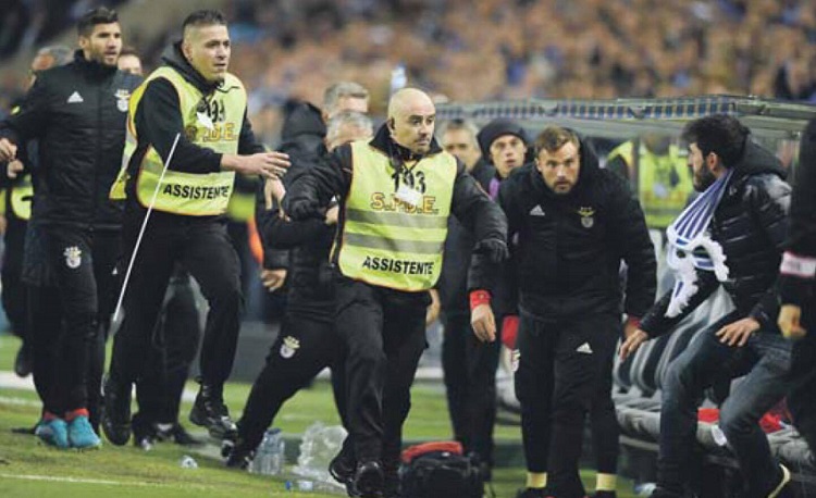 Invasion d'un supporteur lors du match entre le FC Porto et Benfica