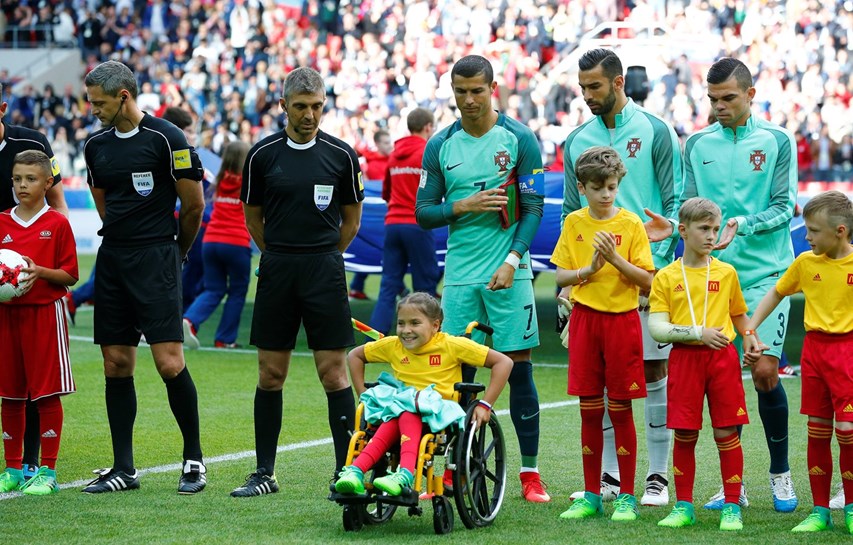 La petite Polina à offert un cadeaux à Ronaldo
