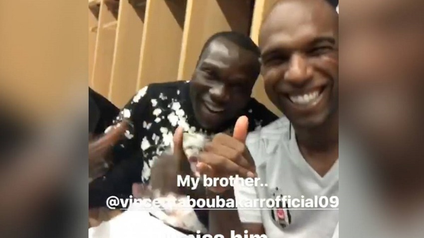 Aboubakar et Ryan Babel se retrouvent dans les vestiaires 