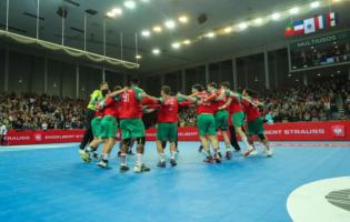 Équipe du Portugal de handball fête sa victoire face à la France