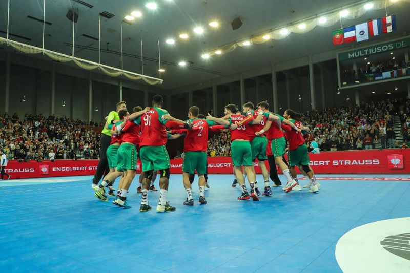 Équipe du Portugal de handball fête sa victoire face à la France